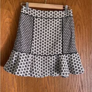 Ann Taylor LOFT Peplum Short Skirt Size 0 Black and White Geometric Pattern Lace